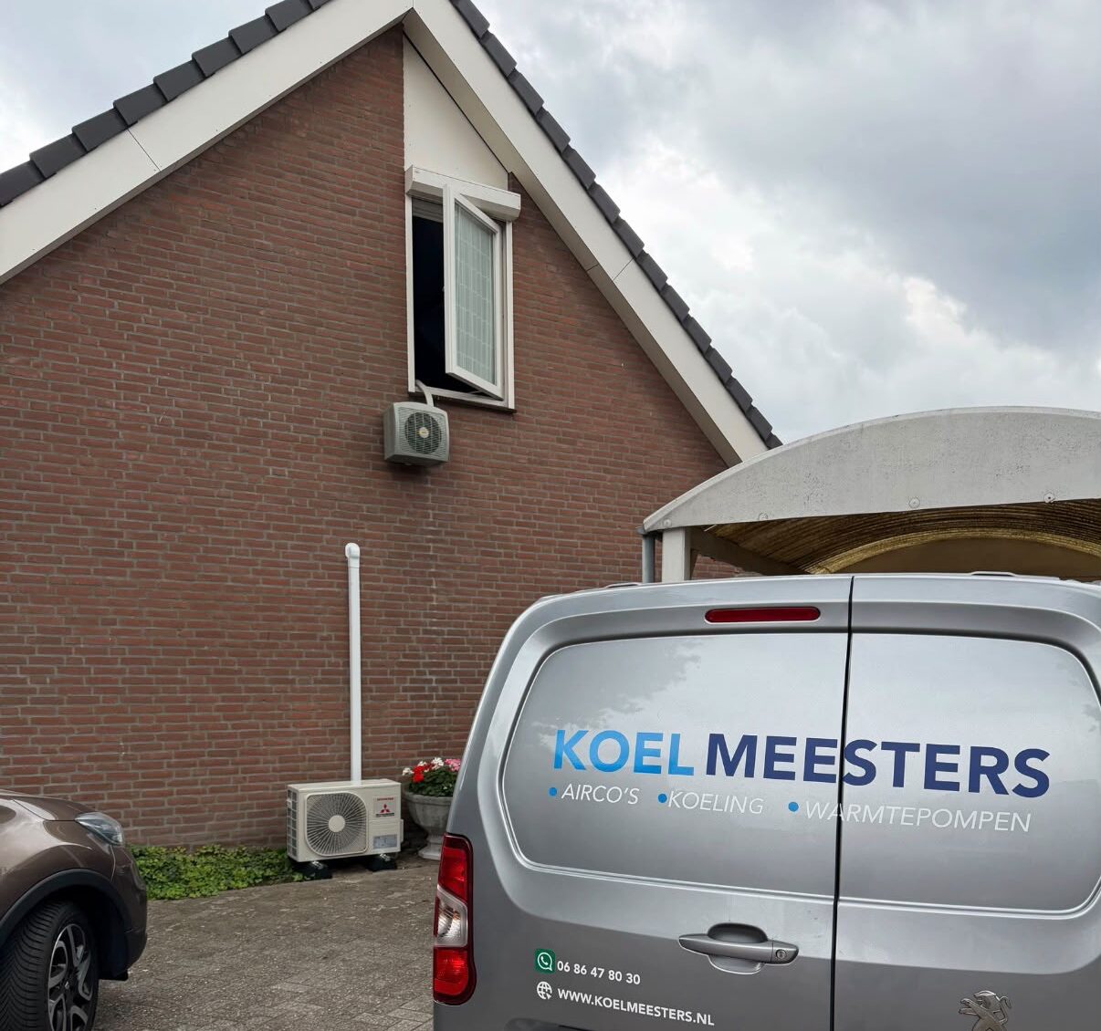 Koelmeesters-bus bij een woning met een geplaatste Mitsubishi buitenunit